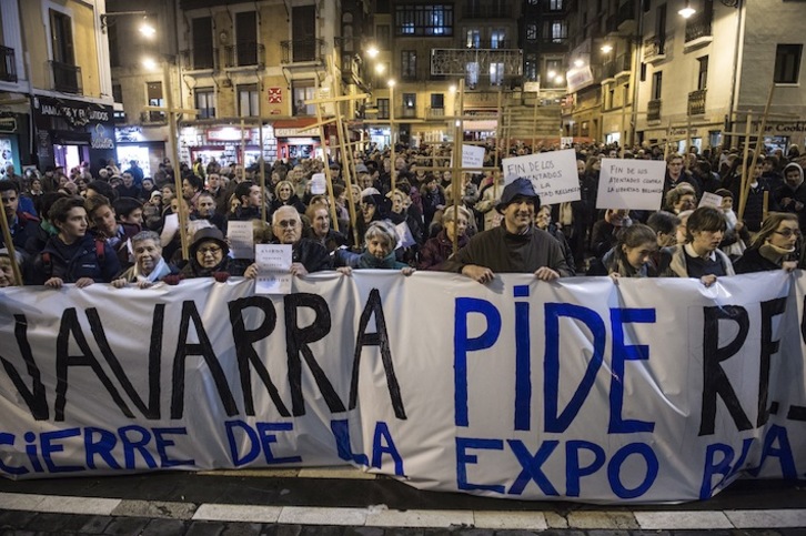 Concentración católica celebrada ayer jueves en la plaza consistorial de Iruñea. (Jagoba MANTEROLA/ARGAZKI PRESS)