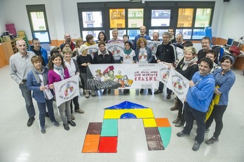 Topaguneko ordezkarien hainbat eragilerekin egin zuten agerraldia atzo Donostiako Aitor ikastolan. (Jon URBE/ARGAZKI PRESS)