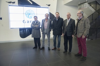 Los integrantes de la directiva de Garen. (Jon URBE / ARGAZKI PRESS)