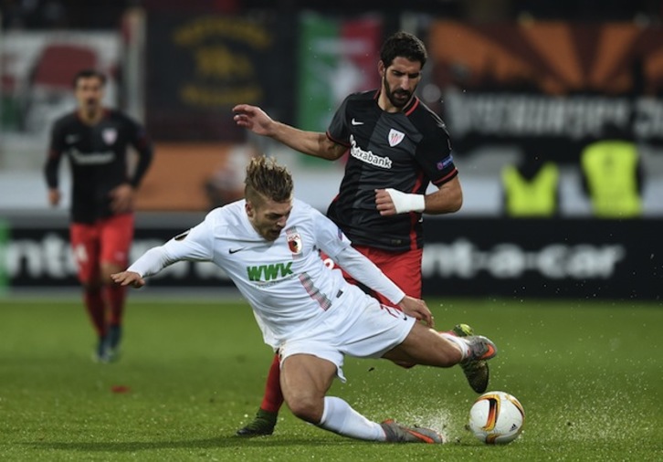 Raúl García, en el partido disputado en Augsburgo. (CHRISTOF STACHE / AFP)