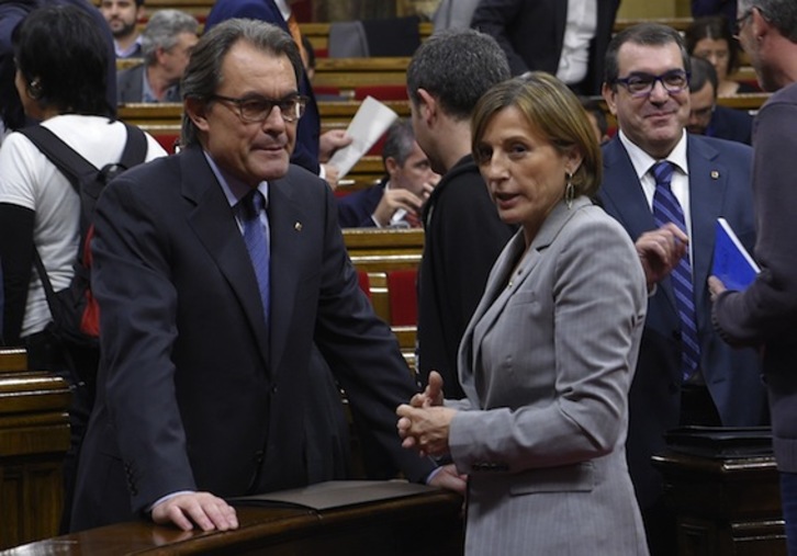 El president en funciones, Artur Mas, junto a Carme Forcadell, presidenta del Parlament. (Lluís GENÉ/AFP)