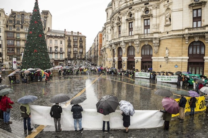 La marcha, que ha transcurrido bajo la lluvia, ha finalizado frente al Teatro Arriaga. (Ariz LOIOLA/ARGAZKI PRESS)