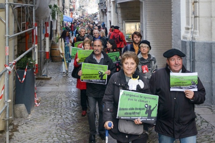 Movilización en las calles de Baiona. (Isabelle MIQUELESTORENA)