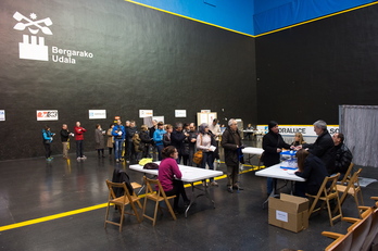 Vecinos de Bergara participando en la consulta. (Juanan RUIZ / ARGAZKI PRESS)