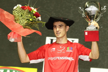 Urrutikoetxea txapelarekin. (ARGAZKI PRESS)