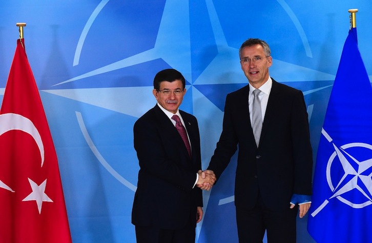 Ahmet Davutoglu y Jens Stoltenberg han comparecido juntos en Bruselas. (Emmanuel DUNAND/AFP)