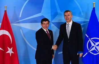 Ahmet Davutoglu y Jens Stoltenberg han comparecido juntos en Bruselas. (Emmanuel DUNAND/AFP) 