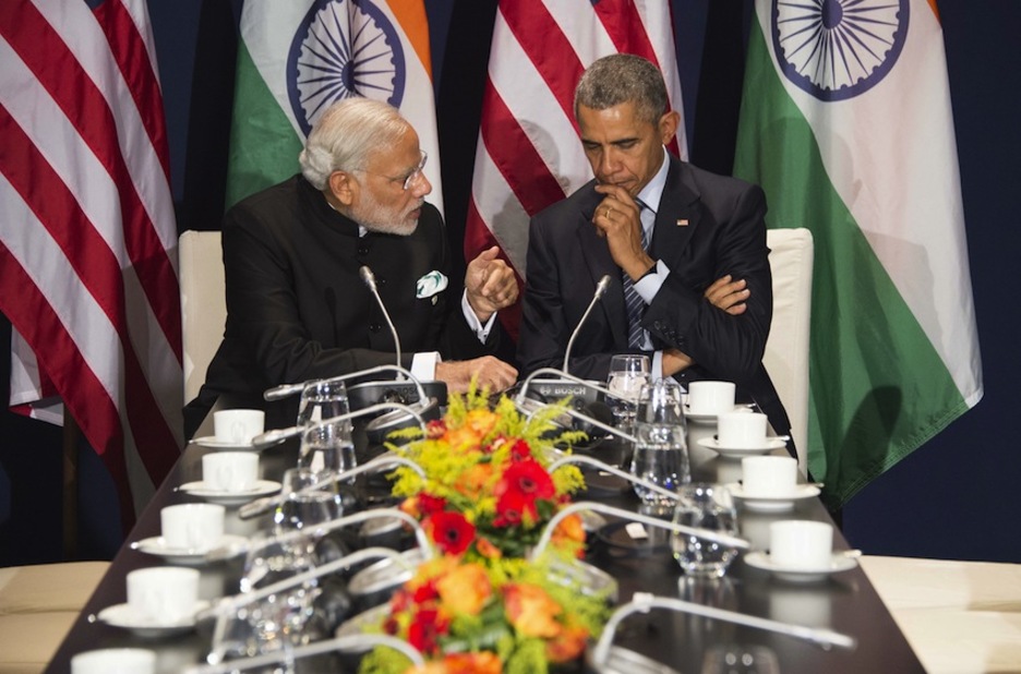 Narendra Modi, primer ministro indio, conversa con el presidente de EEUU, Barack Obama. (Jim WATSON / AFP)