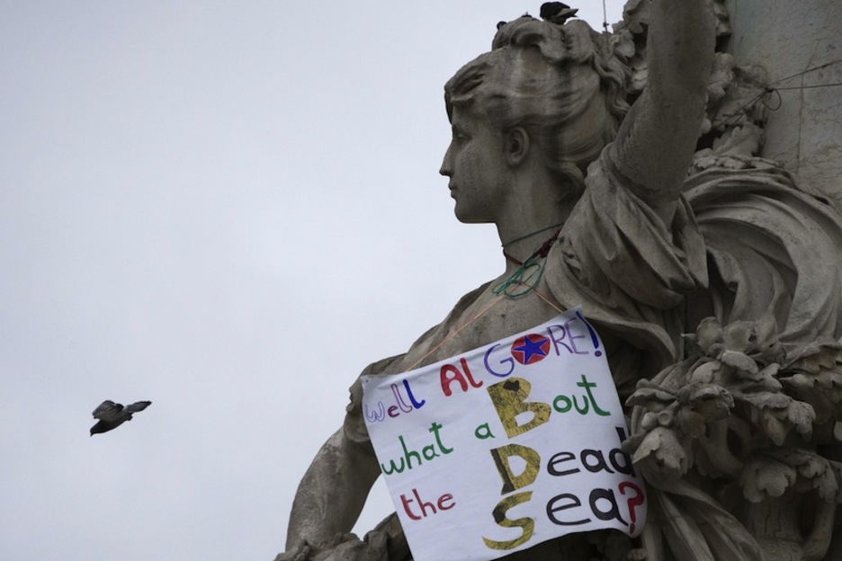 Pancarta en la Plaza de la República, en París. (Joe SAGET / AFP) Pancarta en la Plaza de la República, en París. (Joe SAGET / AFP)