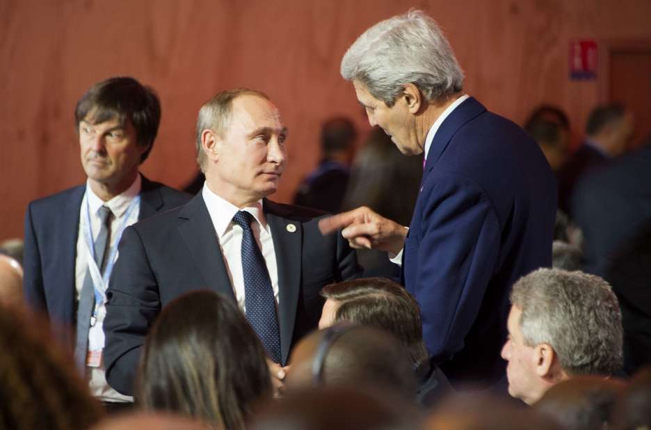 Conversación entre el presidente ruso, Vladimir Putin, y el secretario de Estado de EEUU, John Kerry. (Jim WATSON / AFP)