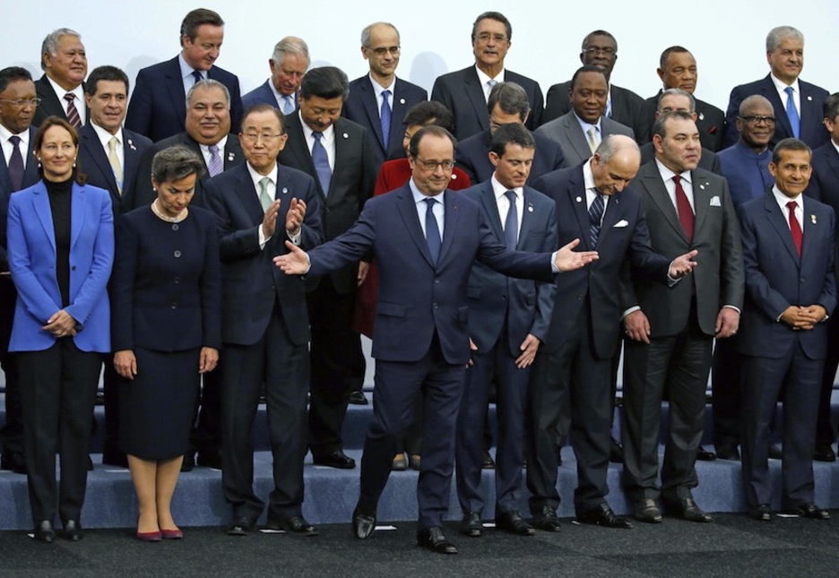 Hollande gestivula durante la foto de familia de mandatarios. (Jacky NAEGELEN / AFP)