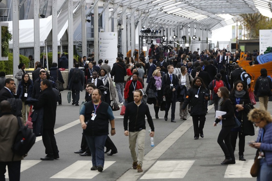 Personas paseando por el recinto donde tiene lugar el encuentro. (Thomas SAMSON / AFP) Personas paseando por el recinto donde tiene lugar el encuentro. (Thomas SAMSON / AFP)