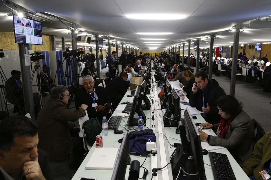 Periodistas trabajando en la sala de prensa. (Thomas SAMSON / AFP)