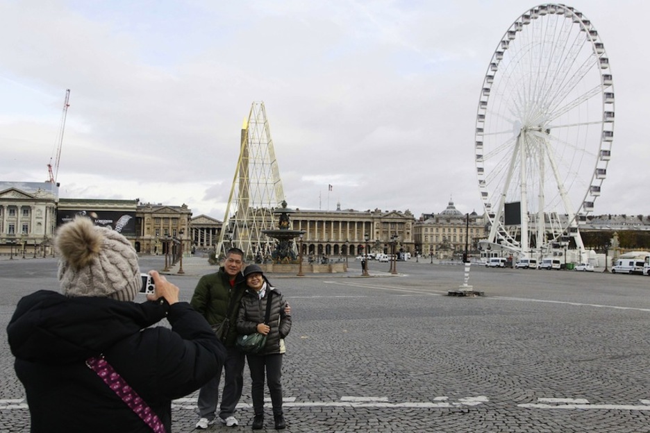 Turistas posan en la Plaza de la Concordia, cerrada al tráfico. (Matthieu ALEXANDRE / AFP) Turistas posan en la Plaza de la Concordia, cerrada al tráfico. (Matthieu ALEXANDRE / AFP)