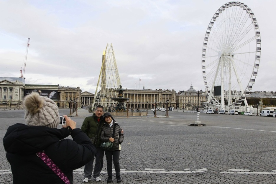 Turistas posan en la Plaza de la Concordia, cerrada al tráfico. (Matthieu ALEXANDRE / AFP)