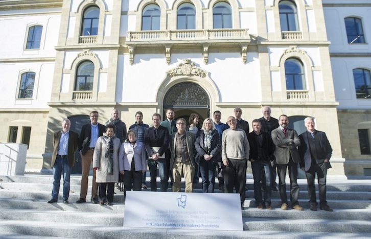 Donostia 2016ko eta Kontseiluko ordezkariek Tabakaleran egin diete harrera Batzorde Zientifikoko kideei. (Jon URBE/ARGAZKI PRESS)