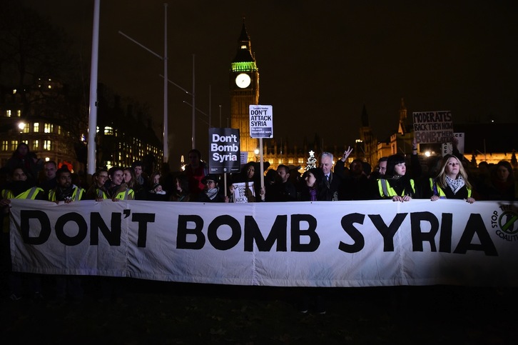 Protesta anoche frente al Parlamento londinense. (Leon NEAL (AFP)