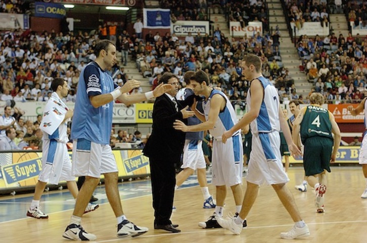 Porfi Fisac felicita a sus jugadores tras un partido del GBC en la campaña 2006/2007. (Jon URBE / ARGAZKI PRESS)