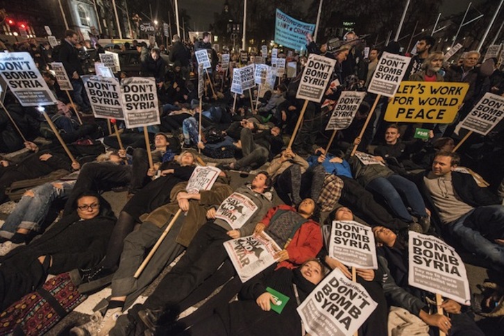 Protesta contra los bombardeos en las calles de Londres. (CHRIS RATCLIFFE / AFP)
