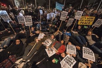 Protesta contra los bombardeos en las calles de Londres. (CHRIS RATCLIFFE / AFP)