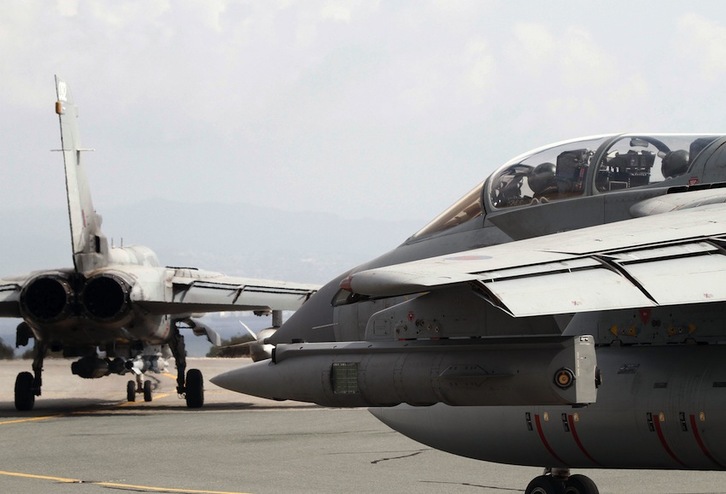 Un Tornado GR4 de la fuerza aérea británica se prepara para despegar desde Chipre. (AFP)