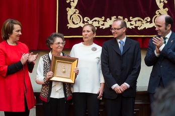 La viuda de Jimeno Jurío sostiene la Medalla de Oro de Nafarroa. (Iñigo URIZ/ARGAZKI PRESS)