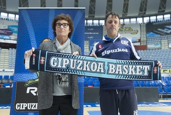 Nekane Arzallus y Porfi Fisac posan en Illunbe con una bufanda del GBC. (Jon URBE / ARGAZKI PRESS)