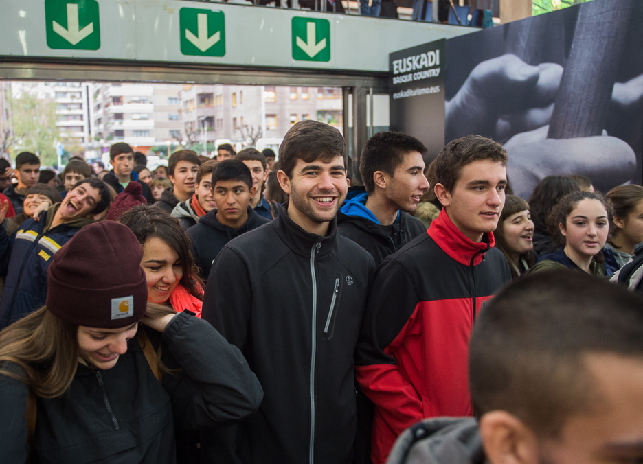 Ikasleen eguna da gaur Azokan. (Marisol RAMIREZ/ARGAZKI PRESS) Ikasleen eguna da gaur Azokan. (Marisol RAMIREZ/ARGAZKI PRESS)