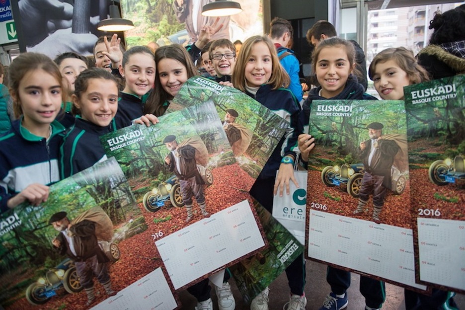 Haur talde bat pozik, beren egutegiekin. (Marisol RAMIREZ/ARGAZKI PRESS) Haur talde bat pozik, beren egutegiekin. (Marisol RAMIREZ/ARGAZKI PRESS)