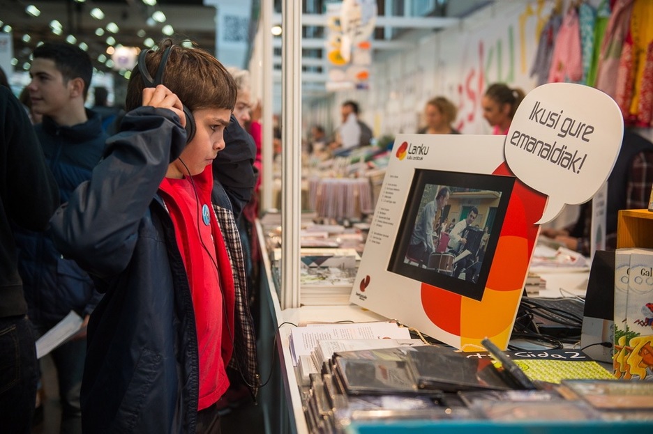 Disko bat entzuten. (Marisol RAMIREZ/ARGAZKI PRESS) Disko bat entzuten. (Marisol RAMIREZ/ARGAZKI PRESS)