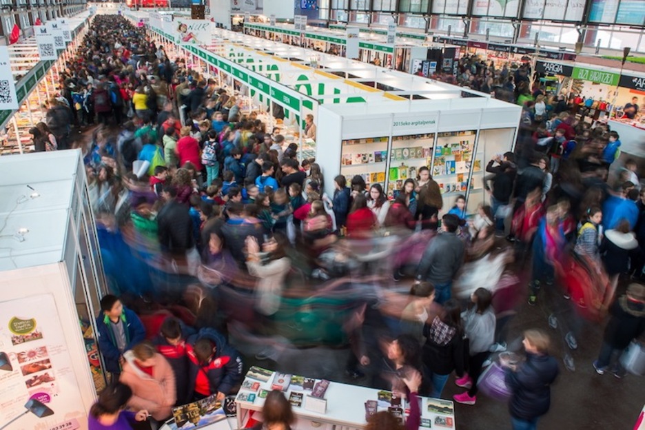 Landako kaleak beteta. ateak ireki eta berehala. (Marisol RAMIREZ/ARGAZKI PRESS) Landako kaleak beteta. ateak ireki eta berehala. (Marisol RAMIREZ/ARGAZKI PRESS)