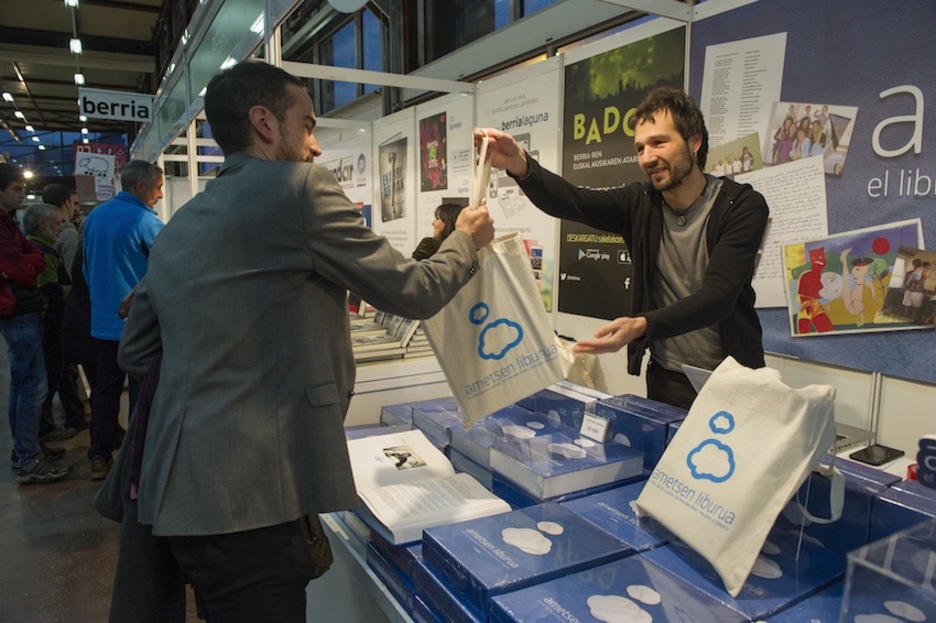 Iñaki Soto GARAko zuzendaria, ‘Ametsen Liburua’ erosten. (Juanan RUIZ/ARGAZKI PRESS) Iñaki Soto GARAko zuzendaria, ‘Ametsen Liburua’ erosten. (Juanan RUIZ/ARGAZKI PRESS)