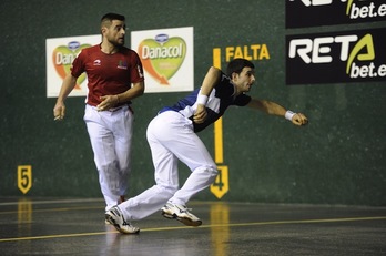 Altuna busca la pelota ante la mirada de Berasaluze. (Jon URBE / ARGAZKI PRESS)