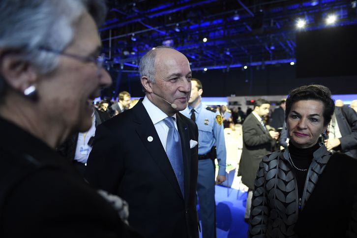 Laurent Fabius y Figueres durante la cumbre de Paris. (Eric FEFERBERG / AFP)