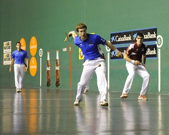 Artola golpea la pelota en el Beotibar tolosarra. (Gorka RUBIO / ARGAZKI PRESS)