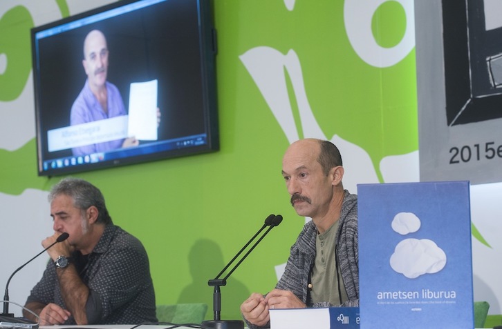 Fermin Munarriz eta Jokin Urainek aurkeztu dute ‘Ametsen liburua’ Azokan. (Luis JAUREGIALTZO/ARGAZKI PRESS)