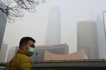 Un hombre con mascarilla en Pekín. (Greg BAKER / AFP)