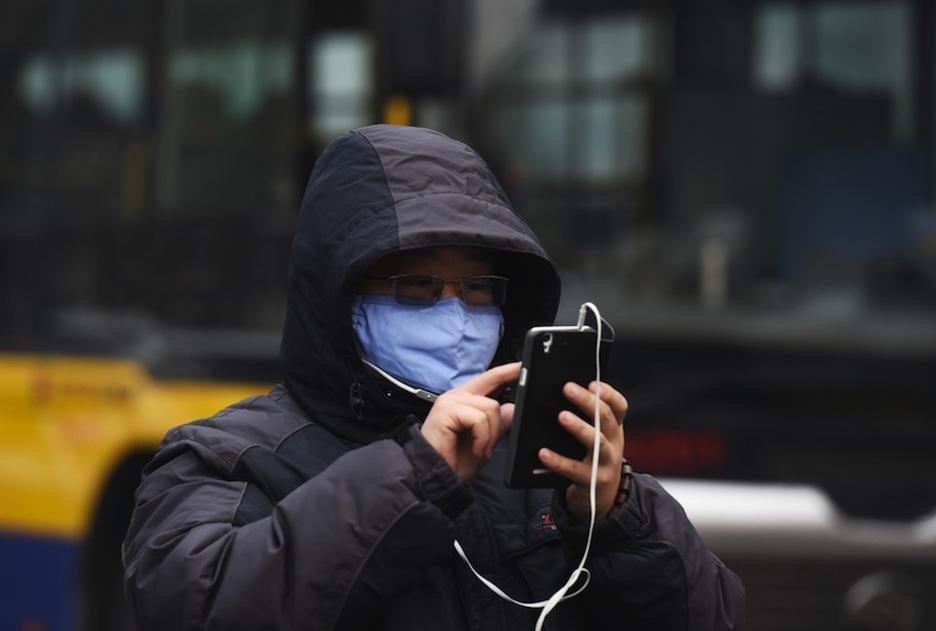 Un hombre consulta su teléfono móvil. (Greg BAKER / AFP)