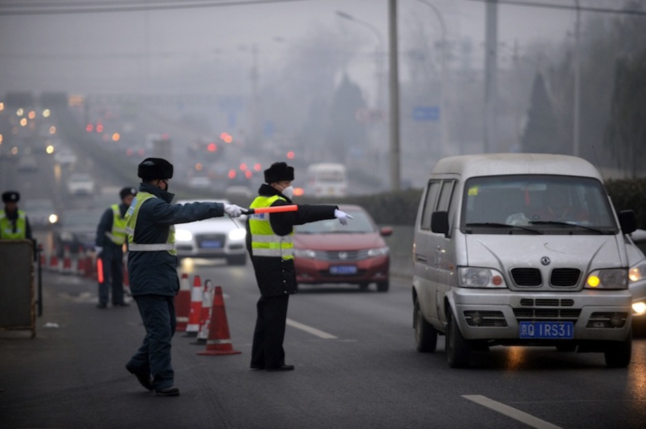 Policías controlan el tráfico. /STR / AFP)