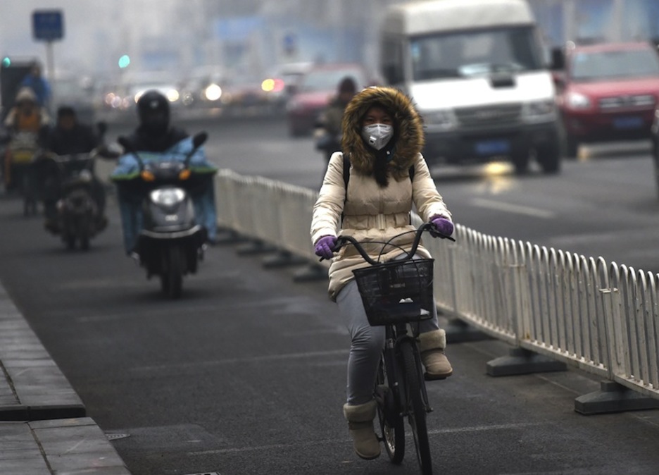 Una mujer circula en bicicleta. (GOH CHAI HIN / AFP)