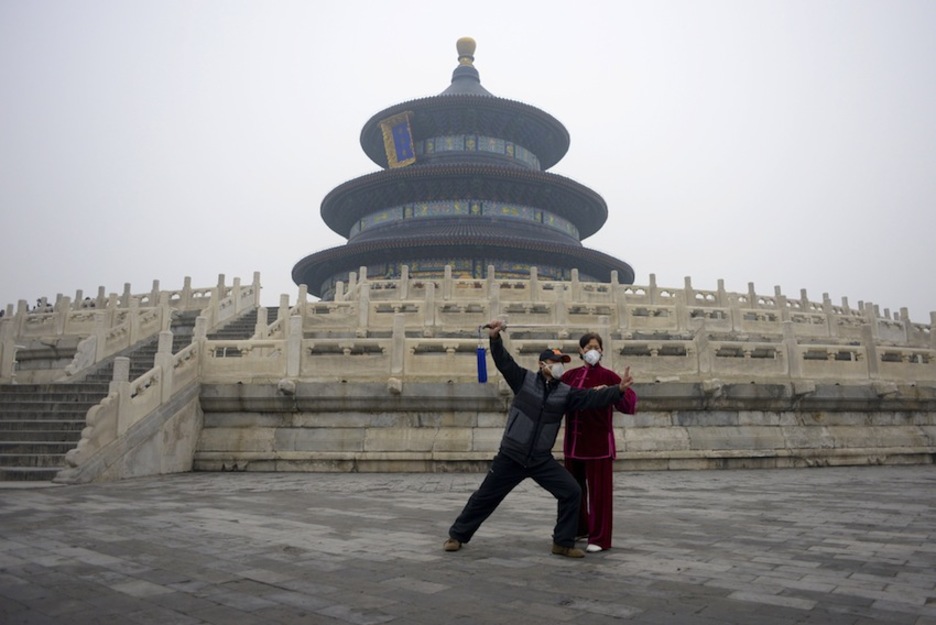 Una practica Tai Chi ante el Templo del Cielo. (Wang ZHAO / AFP)