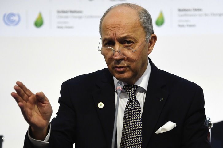 Laurent Fabius, presidente de la COP21, durante la presentación del borrador. (Dominique FAGET / AFP)