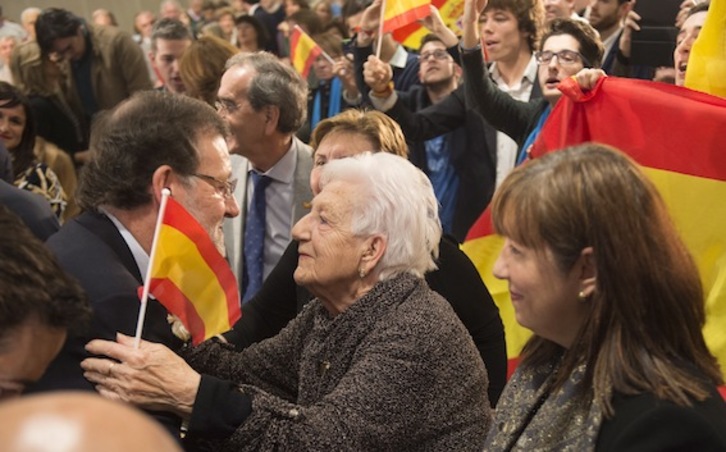 Rajoy saluda a una de las asistentes. (Jagoba MANTEROLA/ARGAZKI PRESS)