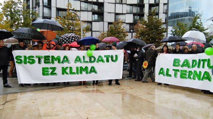 "Alternatibak baditugu, sistema aldatu, ez klima" lelopean azaroaren 28an Bilbon egindako mobilizazioa