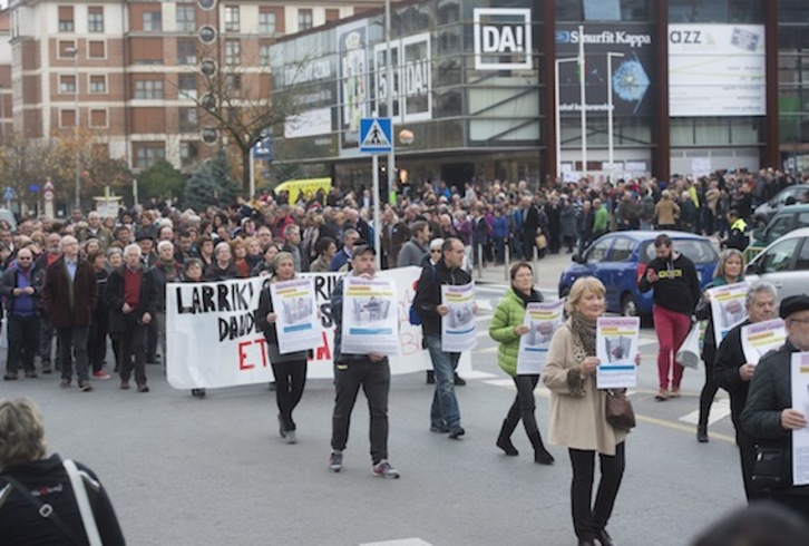 Manifestación por los derechos de los presos enfermos el pasado martes en Durango. (Luis JAUREGIALTZO/ARGAZKI PRESS)