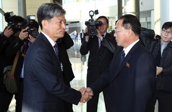 Saludo entre los representantes de Corea del Norte  y Corea del Sur. (AFP)