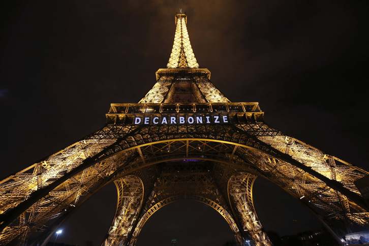 Mensaje en la Torre Eiffel de París contra el cambio climático. (Patrick KOVARIC / AFP)