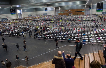 El BEC de Barakaldo acoge la última prueba de la OPE de Osakidetza. (Luis JAUREGIALTZO / ARGAZKI PRESS)