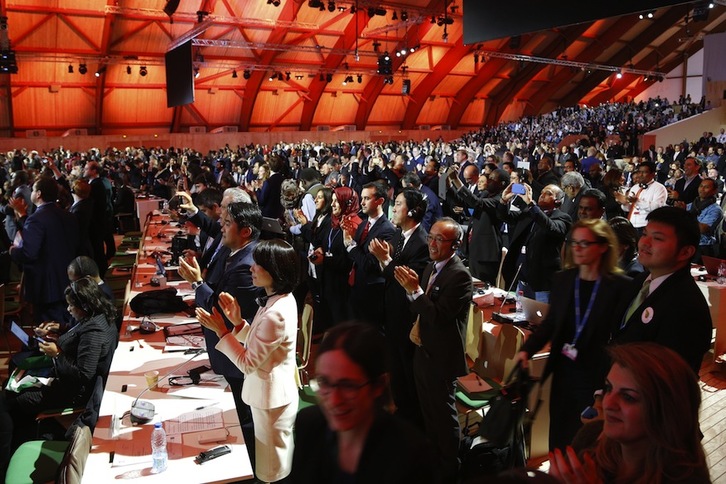 Aplausos tras el acuerdo en el congreso COP21. (Francois GUILLOT / AFP)