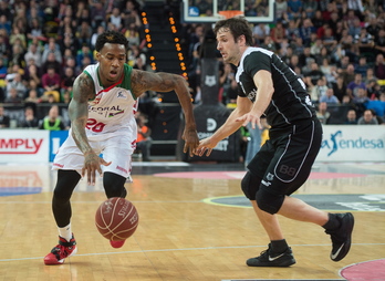 Raül López frente a Adams. (ARGAZKI PRESS)